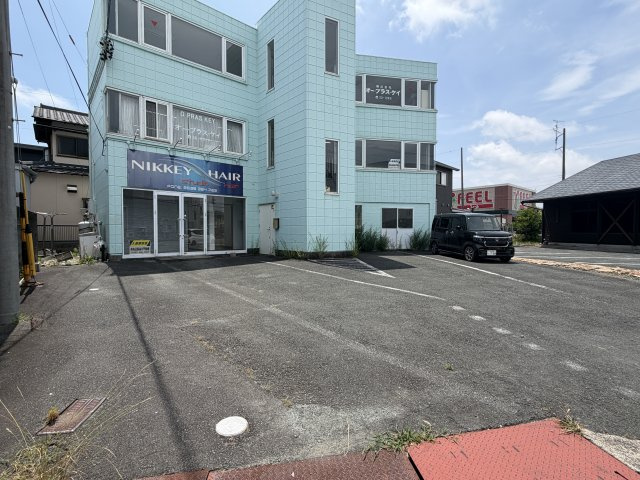 下万能貸店舗の駐車場