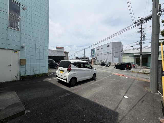 下万能貸店舗の駐車場