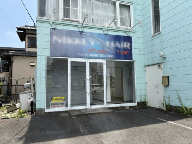下万能貸店舗のエントランス