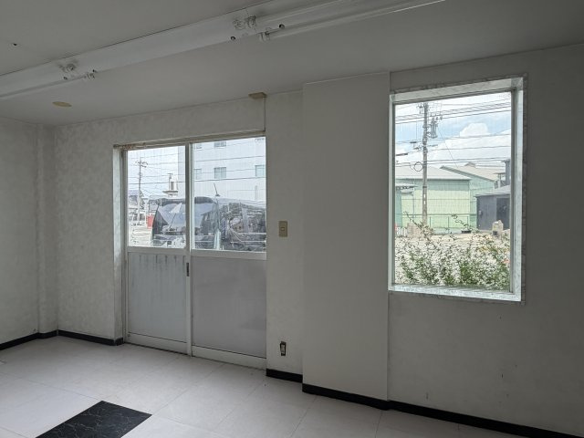 下万能貸店舗の内装