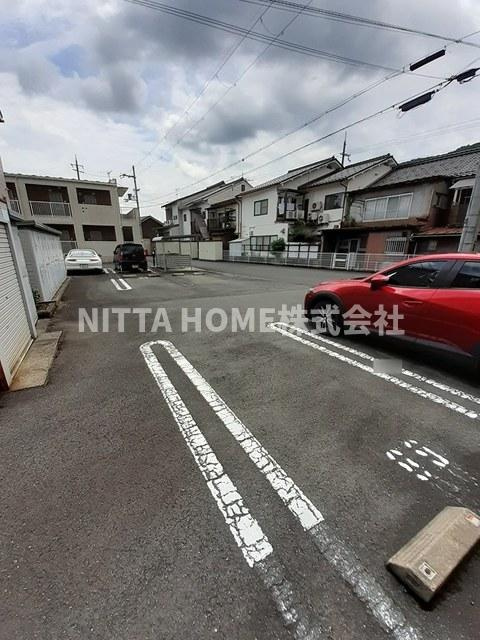 舞鶴市字円満寺のアパートの駐車場|敷地内に駐車場も完備◎