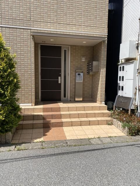 ルーチェのエントランス|落ち着いたエントランスです