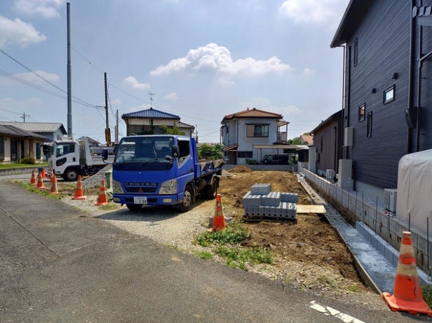 敷地面積59～60.5坪　売地　入間市西三ツ木の前面道路含む現地写真|北側4.0ｍ公道、西側4.2ｍ公道。接道幅が広くお車の出し入れもラクラクです♪