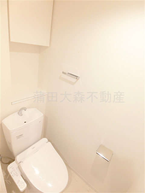 ルネサンスコート大森町のトイレ|吊戸棚収納と温水洗浄便座付きのトイレ