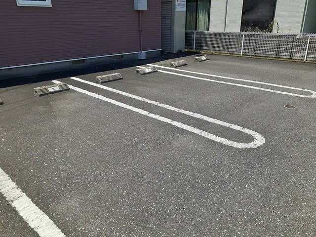 【駐車場】 | ベルハイツ・むつみ　Ａ | 駐車場があるので、車を買う予定の方も安心です