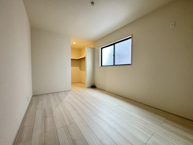 リーブルガーデンＳ前橋岩神第６　３号棟の収納|【イメージ画像】２階洋室３収納です。
季節物もすっきり片付くウォークインクローゼットです。