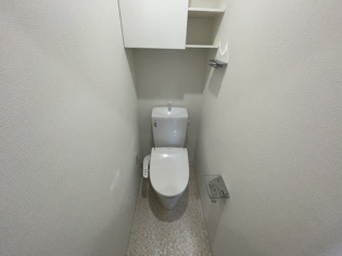 温水洗浄便座付きのトイレです♪