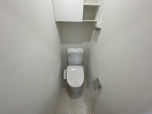 温水洗浄便座付きのトイレです♪