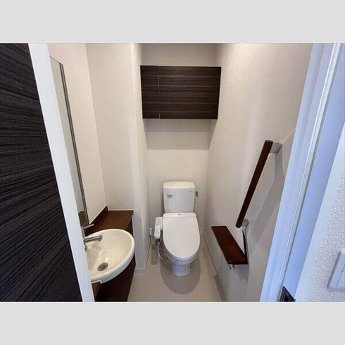 温水洗浄便座付きのトイレです♪