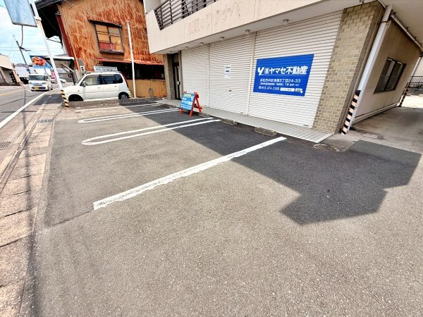 外山様貸店舗の駐車場