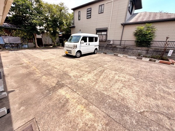 外山様貸店舗の駐車場