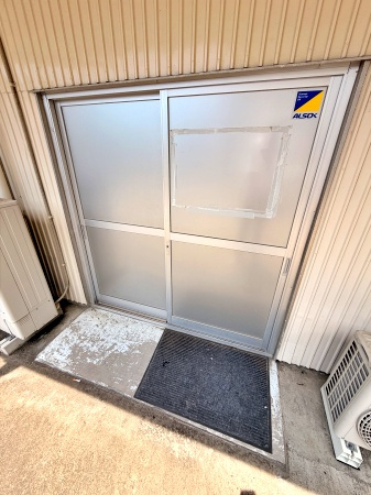 外山様貸店舗の玄関