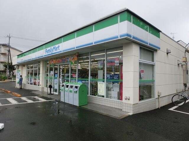 ファミリマートまで438m