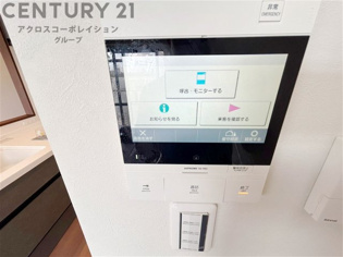 訪問者が来たときにテレビ画面で確認できるため、安心してドアを開けられます。録画機能があるものもあり、留守中に来訪者を記録しておくことができます。利便性が高く、セキュリティ面でも安心です。