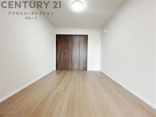 全洋室クローゼット付きで収納家具も少なく済みます。