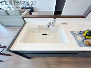 大きなシンクでお鍋などの大きな調理器具を洗う際にも便利です。