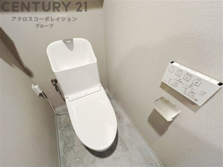 温水洗浄便座付トイレは温水洗浄機能により、暖かい水でおしりを洗浄することができ、冷たい水を使う従来の便座に比べ、温水洗浄機能で暖かいトイレを提供し、快適な使用を可能にします。