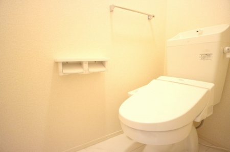 温水洗浄便座付きのトイレです☆