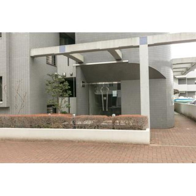 府中市若松町３丁目の賃貸マンションのエントランス
