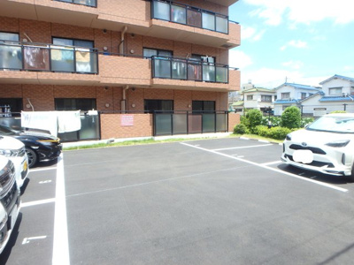 【駐車場】 | グランドール | 駐車場があるので、車を買う予定の方も安心です