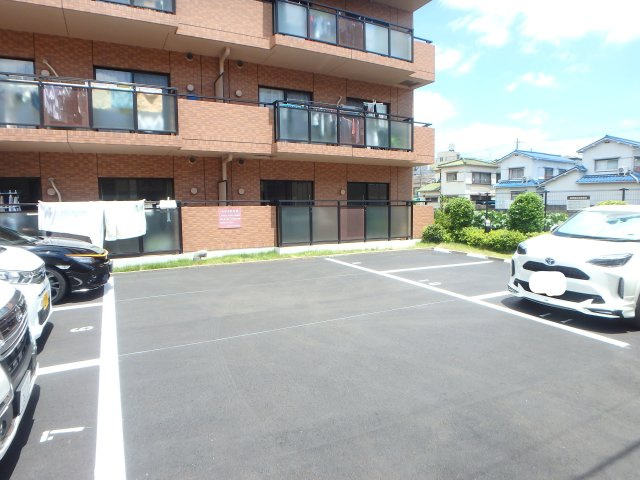 【駐車場】 | グランドール | 駐車場があるので、車を買う予定の方も安心です