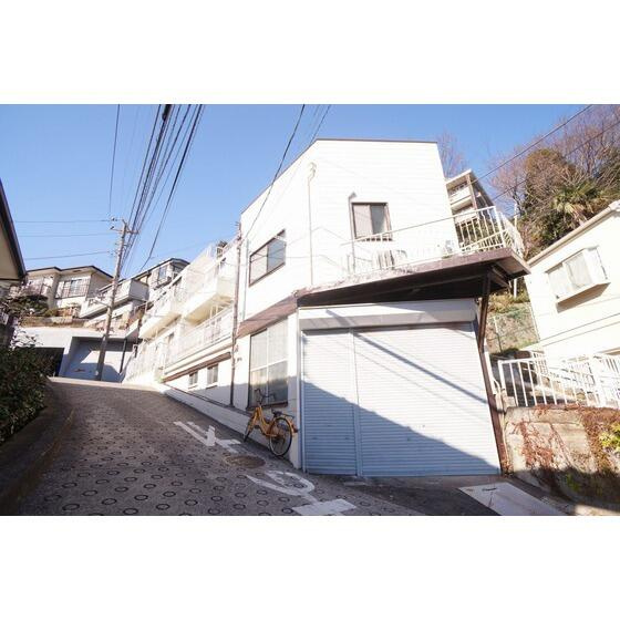 閑静な住宅街に立地