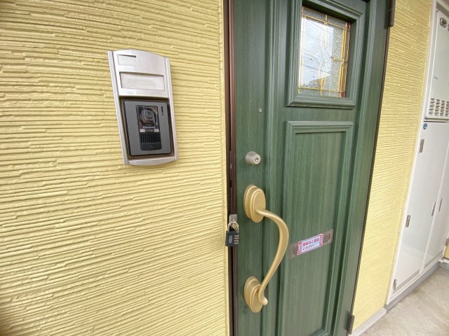 川口市大字安行藤八のアパートの玄関