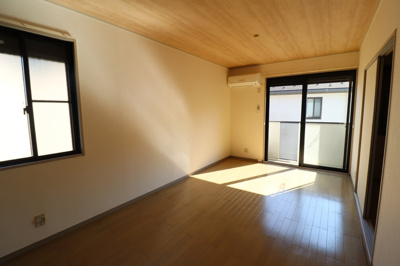 【居間・リビング】 | クレスト藤ヶ丘 Ｂ | リビング全景（エアコン付、天井デザインクロス仕様）