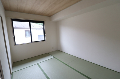 【和室】 | クレスト藤ヶ丘 Ｂ | 南側和室（天井デザインクロス仕様、和室も寝転がれて良いものですよ♪）