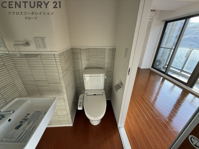温水洗浄便座付きのトイレです♪