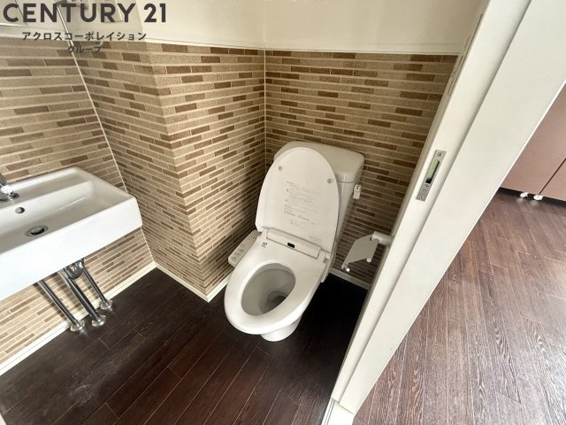温水洗浄便座付きのトイレです♪