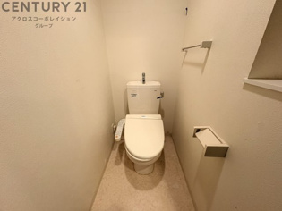 温水洗浄便座付きのトイレです♪