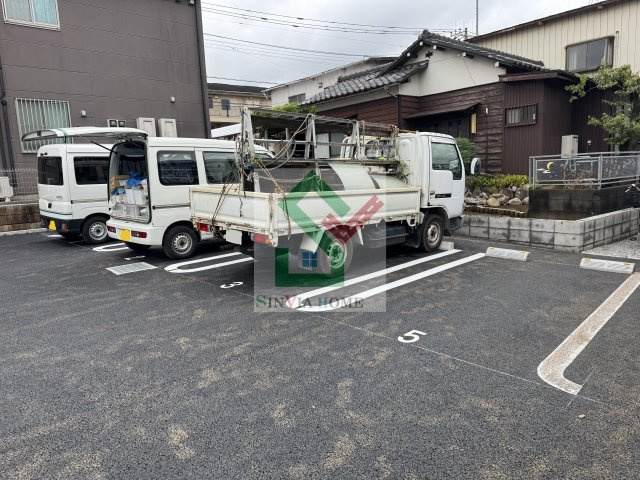 チャームツートンCの駐車場