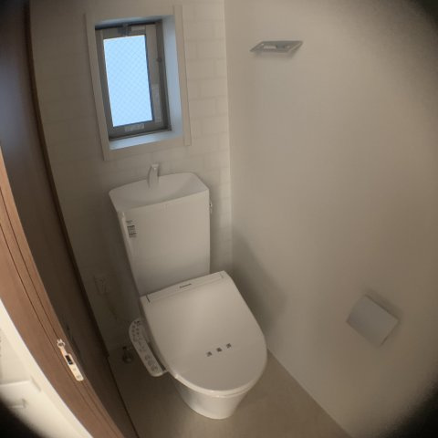温水洗浄便座付きのトイレです♪