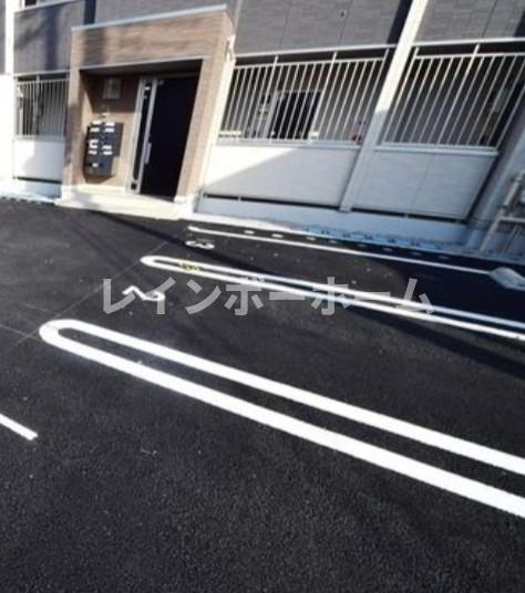アンラージュの駐車場