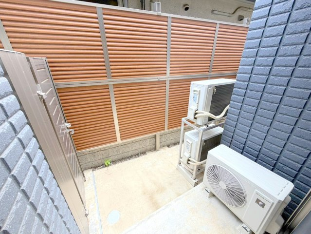 レジデンス西荻南のバルコニー|★1階テラス★背の高い目隠しがあるので防犯面も安心です★