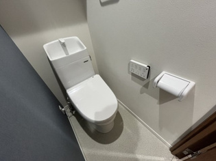 温水洗浄便座付きのトイレです♪