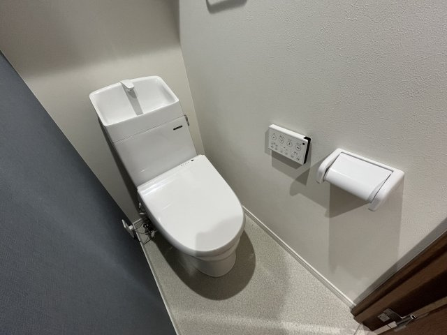 温水洗浄便座付きのトイレです♪