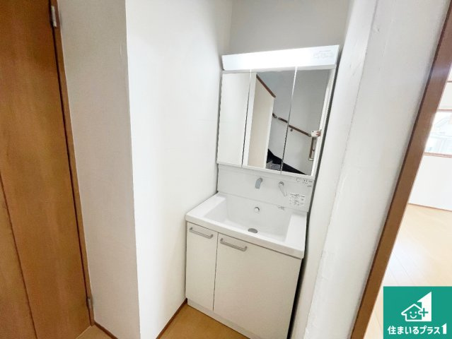 加古川市加古川町北在家　中古一戸建ての独立洗面台|清潔感のある洗面台です。フラットな鏡は掃除がしやすく毎日清潔！鏡裏には収納があるのでスッキリとした洗面台が保てます。
