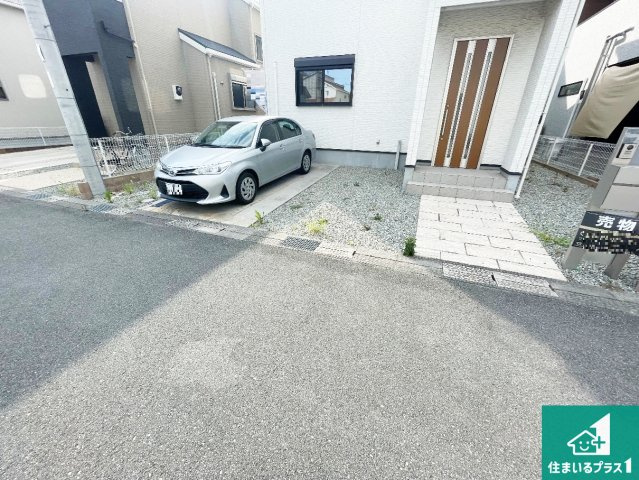 加古川市加古川町北在家　中古一戸建ての駐車場|並列2台駐車可能！ゆとりの駐車スペースで車庫入れもスムーズ！