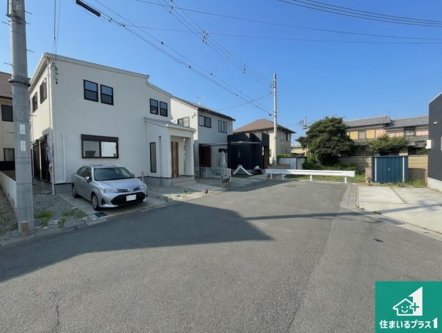 加古川市加古川町北在家　中古一戸建ての前面道路含む現地写真|周辺は閑静な住宅街！前面道路広々で車の出し入れも便利です。駐車が苦手な方でも安心して車庫入れできます！