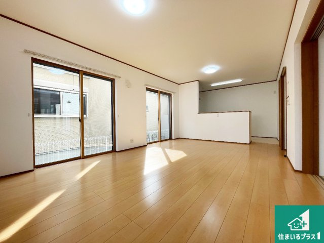 加古川市加古川町北在家　中古一戸建ての居間・リビング|日当たり良好の明るいリビングで朝の目覚めもスッキリできそう！対面キッチンでご家族のコミュニケーションも自然と増える設計！小さなお子様が遊ぶスペースを作っても広々とくつろげるLDK！