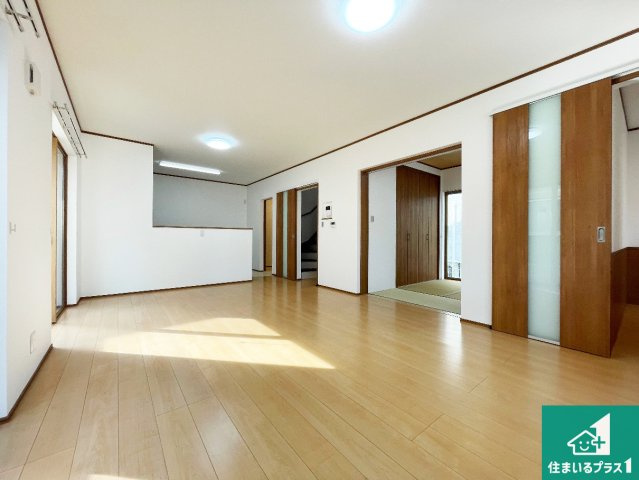 加古川市加古川町北在家　中古一戸建ての居間・リビング|日当たり良好の明るいリビングで朝の目覚めもスッキリできそう！対面キッチンでご家族のコミュニケーションも自然と増える設計！小さなお子様が遊ぶスペースを作っても広々とくつろげるLDK！
