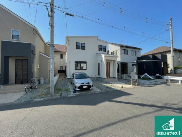 加古川市加古川町北在家　中古一戸建ての前面道路含む現地写真|前面道路広々で車の出し入れも楽々！

