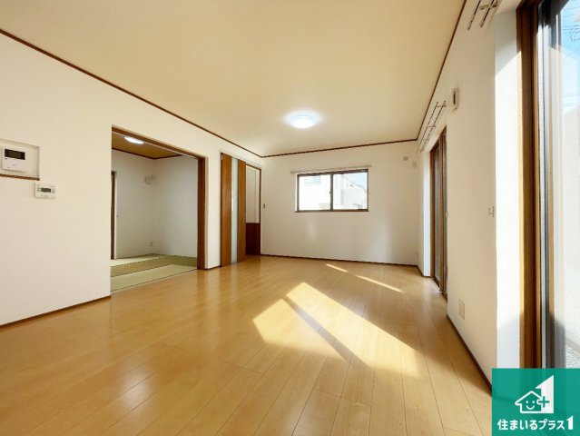 加古川市加古川町北在家　中古一戸建ての居間・リビング|明るいリビングで朝の目覚めもスッキリできそう！対面キッチンでご家族のコミュニケーションも自然と増える設計！小さなお子様が遊ぶスペースを作っても広々とくつろげるLDK！
