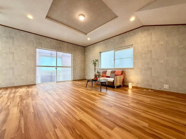 安倉南4丁目の居間・リビング|陽光と爽やかな風を感じて頂ける、開放感あふれるリビングです