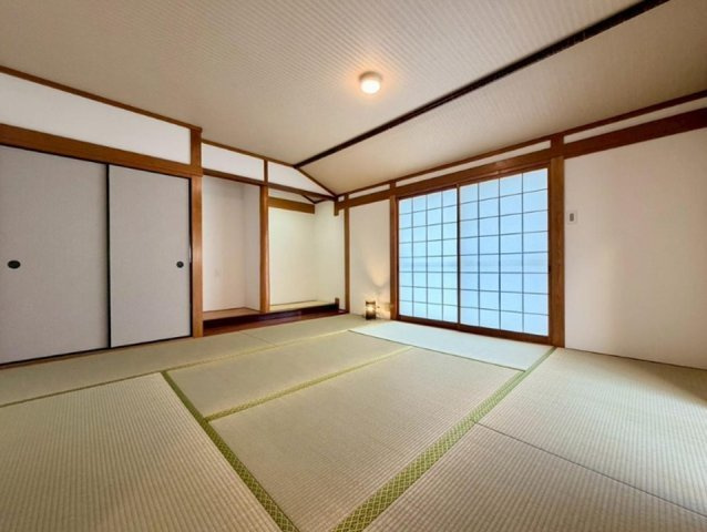 安倉南4丁目の和室|大きな窓からたっぷりと陽光が注がれる明るい和室