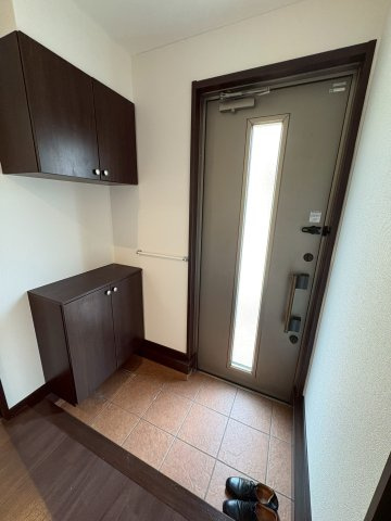 井上戸建賃貸の玄関|ゆったりとした玄関です