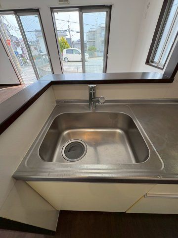 井上戸建賃貸のキッチン|コンパクトなキッチンで掃除もラクラク
