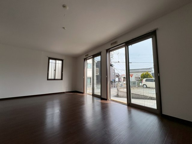 井上戸建賃貸の居間・リビング|使いやすいリビングです